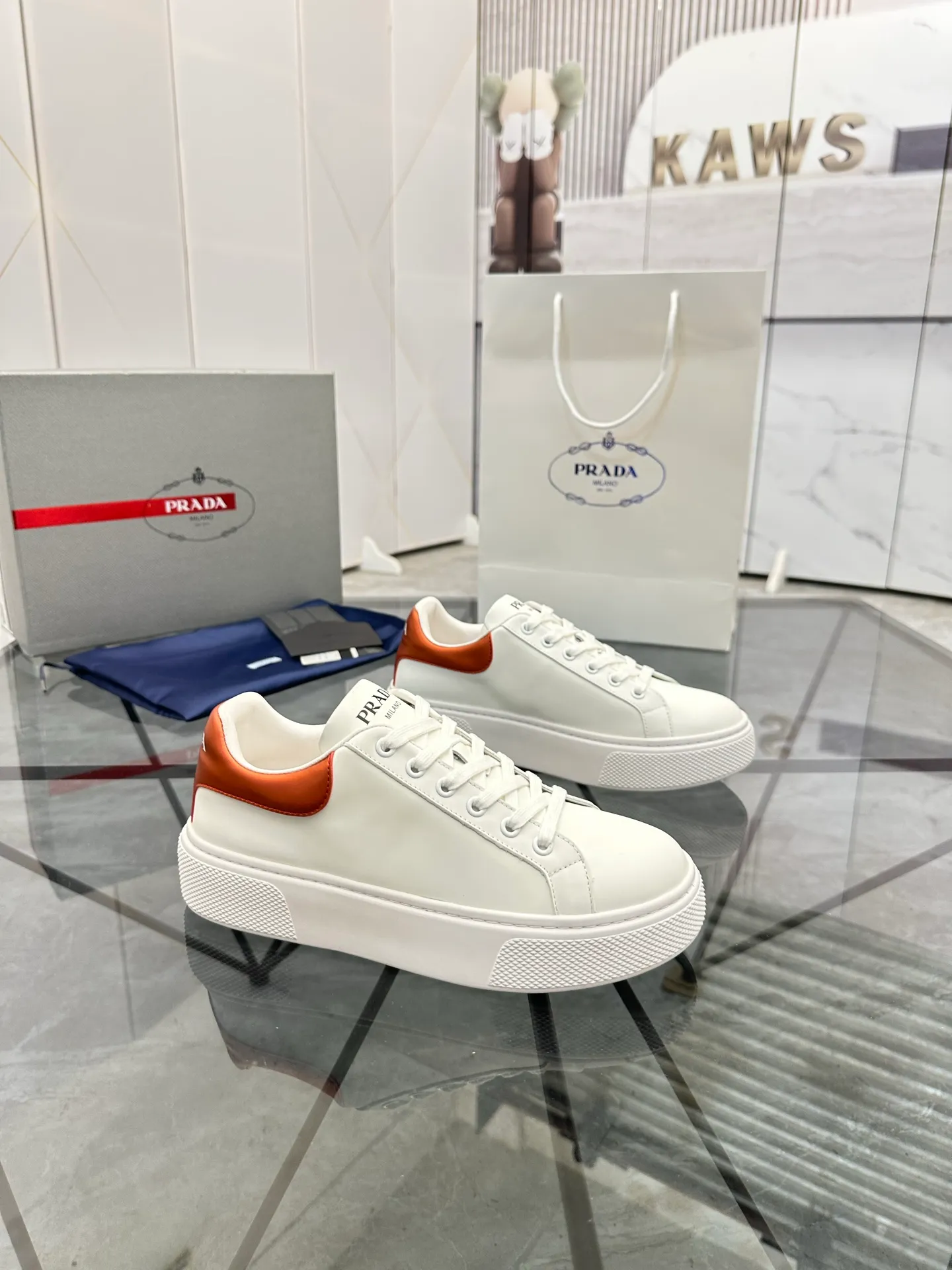 Men's shoes for sale 💰: 💰P520¥ High-end top quality Product trademark: Prada *"Prada*" low-top casual shoes Regular size: 35-45 (can be customized to 46) Couple style Product materials: imported first-layer cowhide leather upper, water-dyed sheep lining, original ultra-light foam outsole. No.: H201